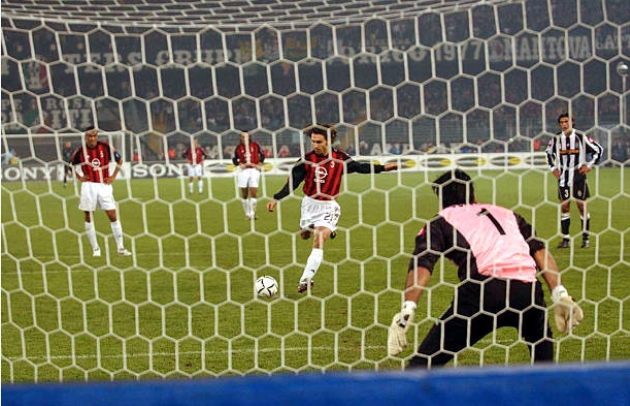 =6. AC Milan (mùa giải 2002-2003): 15 lần được hưởng penalty. Khi ấy, Serie A chỉ có 34 vòng đấu. Trung bình, cứ sau hơn 2 trận, Rossoneri lại nhận được món quà từ các trọng tài.