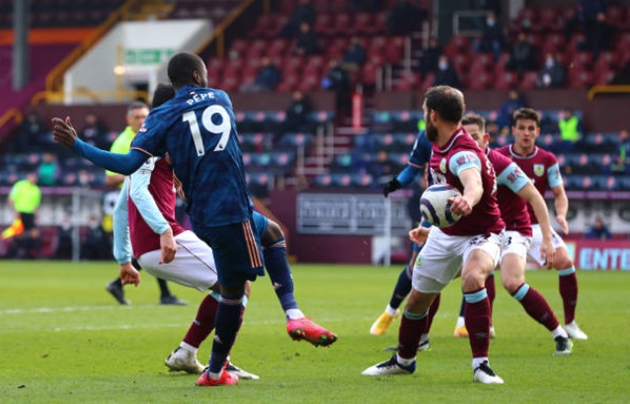 Khó tin khi Arsenal không được hưởng penalty trong tình huống này.