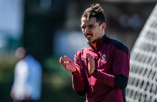 Ismael Bennacer tán dương đồng đội sau pha bóng đẹp.