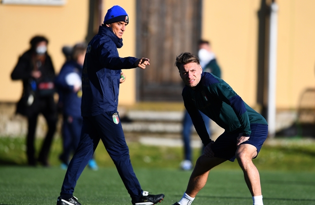Vua phá lưới Serie A 2019-2020 Ciro Immobile nhận được sự chỉ bảo tận tình từ Roberto Mancini. Mặc dù đang tỏa sáng rực rỡ tại Lazio, tiền đạo người Italia vẫn chưa nhận được sự tin tưởng từ vị thuyền trưởng của Azzurri.