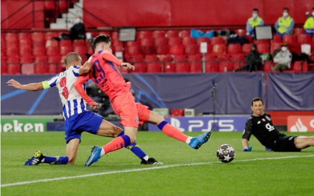 Marchesin tỏ ra bất lực trong tình huống này. Mặc dù vậy, Kai Havertz lại đệm bóng đi ra ngoài.