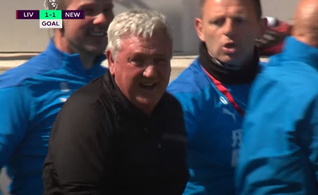 Bên ngoài đường pitch, HLV Steve Bruce cảm thấy vô cùng phấn khích.