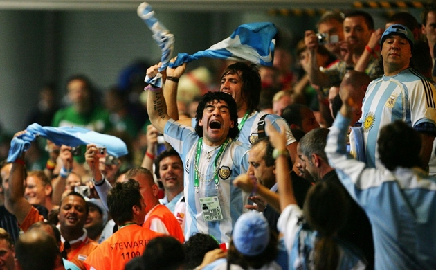 Hình ảnh quen thuộc của Maradona ở những kỳ World Cup trong quá khứ.