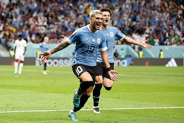 Uruguay ghi liên tiếp 2 bàn vào lưới Ghana.