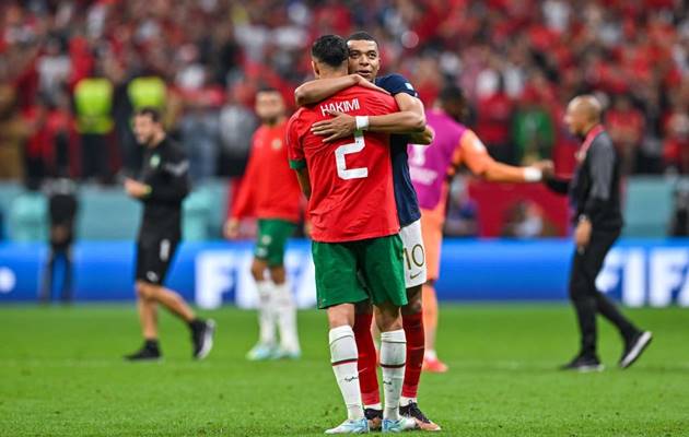 Mbappe khiến người hâm mộ ấm lòng với khoảnh khắc này.
