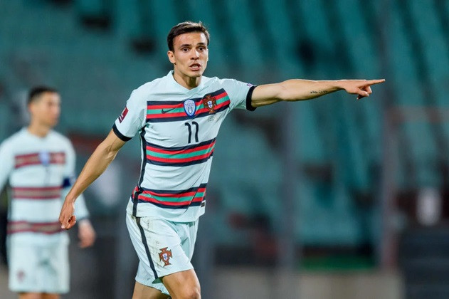 Bayern vẫn quyết tâm mua bằng được tiền vệ người Bồ.