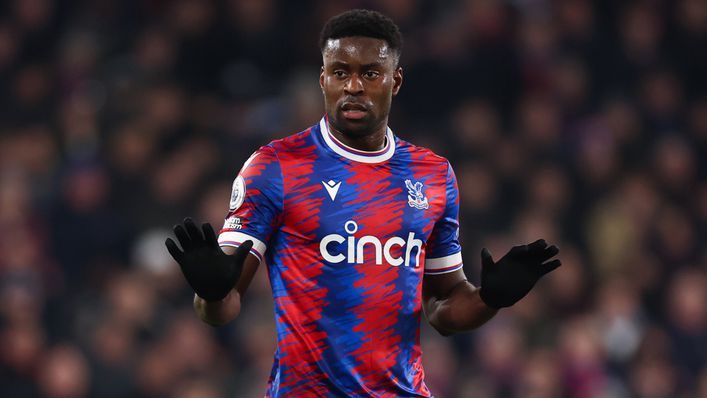 3. Marc Guehi (Crystal Palace). Man United, Man City và Arsenal đều được liên hệ đến Guehi. Hậu vệ người Anh có khả năng chơi chân tốt, phán đoán tình huống. Guehi cập bến Palace từ Chelsea năm 2021. Kể từ đó đến nay, ngôi sao 23 tuổi có sự thăng tiến vượt bậc.
