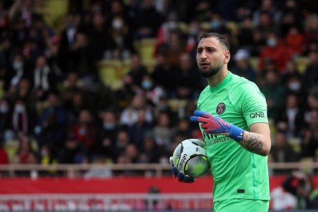 10. Gianluigi Donnarumma (Paris Saint-Germain). Donnarumma từng bước khẳng định tài năng, chỗ đứng trong màu áo PSG. Thủ môn người Italia nhanh chóng trở thành thủ môn số 1 của nhà ĐKVĐ Ligue 1, đánh bật cả Keylor Navas và Alphonse Areola.