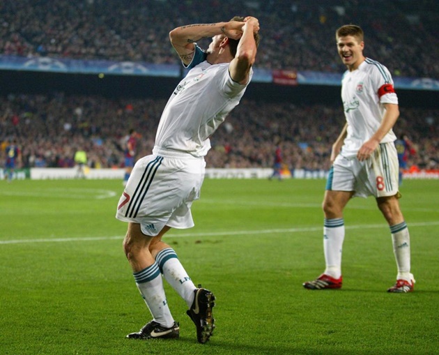 Bellamy thực hiện pha ăn mừng bằng động tác đánh Golf sau khi ghi bàn vào lưới Barcelona.