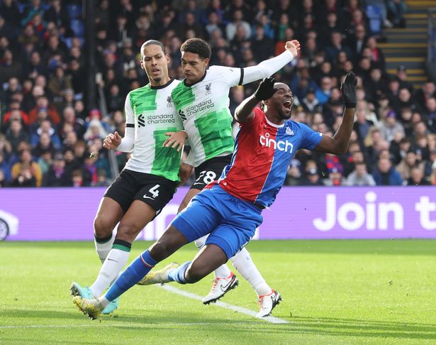 Sai lầm của Quansah khiến Liverpool suýt nữa phải trả giá đắt trong trận gặp Crystal Palace.