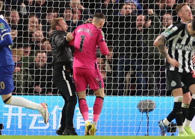 Ảnh bài viết Fan cuồng "trêu ngươi" Dubravka sau khi Chelsea gỡ hòa