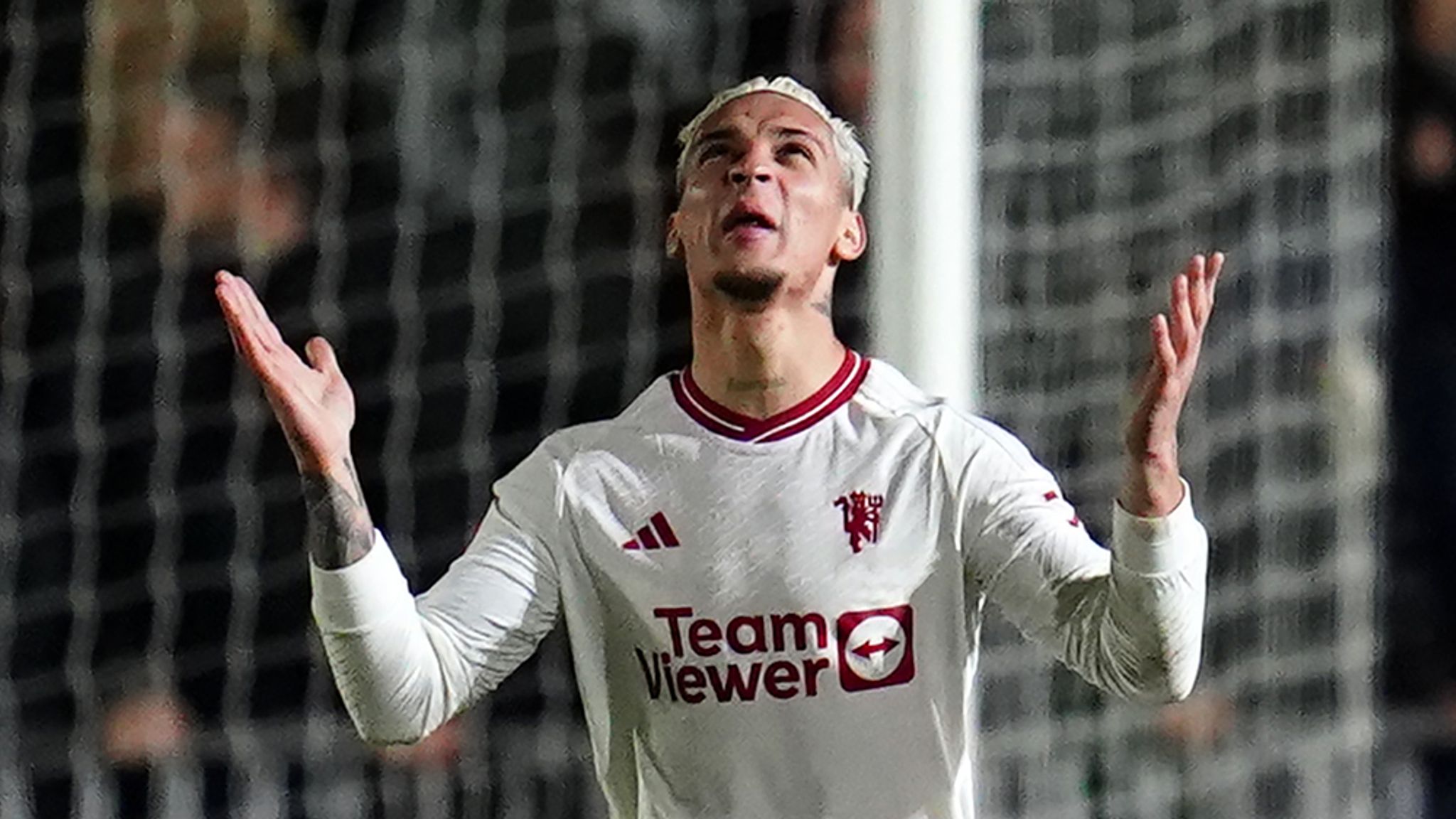 Antony thi đấu tốt trước Newport County.