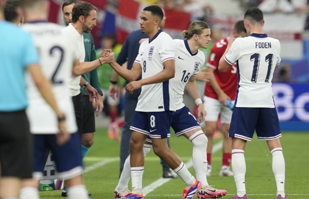 Ảnh bài viết Alexander-Arnold cúi đầu dù số 8 được giữ vững