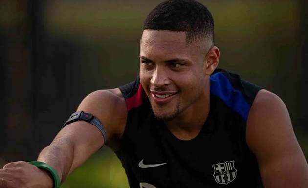 Ảnh bài viết Chuyển nhượng Barcelona: Tiến thoái lưỡng nan; Giải quyết Vitor Roque