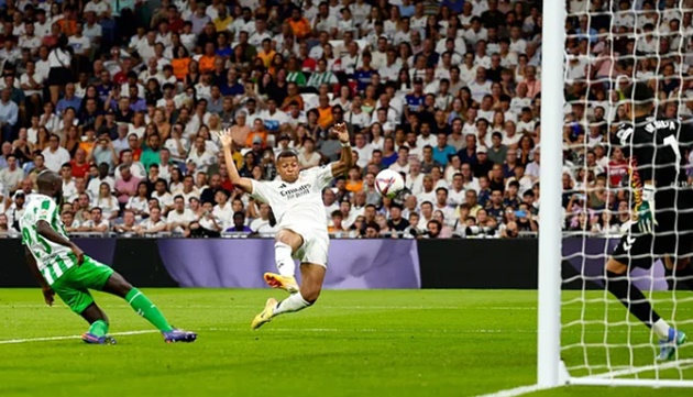 Ảnh bài viết 5 điểm đáng chú ý Real 2-0 Betis: Vinicius đổi vận nhờ kiểu tóc; Mbappe giải quyết vấn đề giống Ronaldo