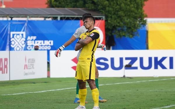 Safawi Rasid lập cú đúp giúp Malaysia dẫn trước Lào với tỷ số 2-0 trong hiệp 1.