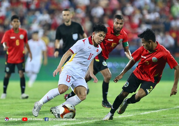 Huỳnh Công Đến cũng có thể đá ở hành lang biên. Ảnh: VFF.