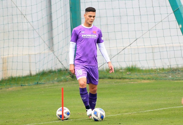 Adriano Schmidt có cơ hội được lần đầu ra sân trong màu áo ĐT Việt Nam.