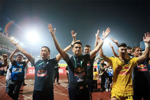 HLV Kiatisak đã giúp HAGL trở thành một thế lực tại V-League.