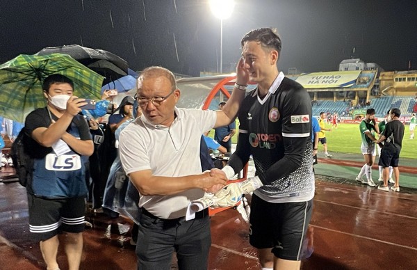 HLV Park Hang-seo đội mưa xuống sân động viên Văn Lâm.