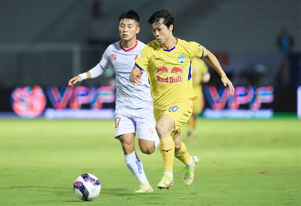 Nguyễn Công Phượng chơi ổn định trong màu áo HAGL. Ảnh: VPF.