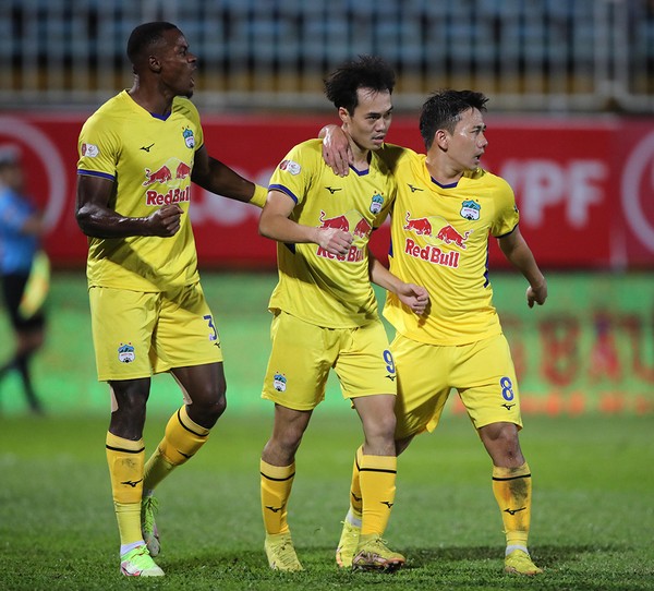 Ảnh bài viết Tổng quan vòng 24 V-League: Derby rực lửa, Kiatisak thực hiện lời hứa