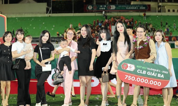 Ảnh bài viết Dàn mỹ nhân nổi bật ngày Bình Định kết thúc V-League; Sài Gòn giải thể?