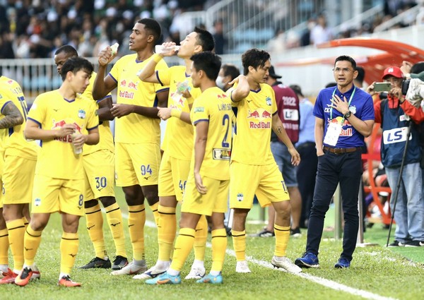 Ảnh bài viết Kiatisak gia hạn cùng HAGL; Tiến Linh phải tập riêng