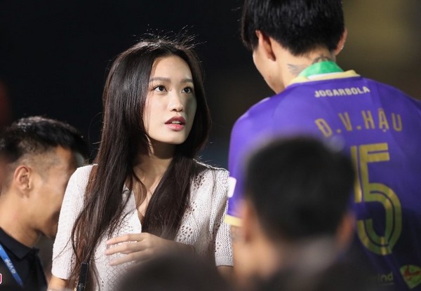 Ảnh bài viết Dàn mỹ nhân rạng ngời ngày Hà Nội vô địch; Văn Hậu có bến đỗ mới?