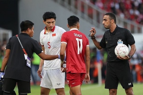 Ảnh bài viết CĐV "gây bão" với Văn Hậu; Báo Indonesia chỉ trích trọng tài