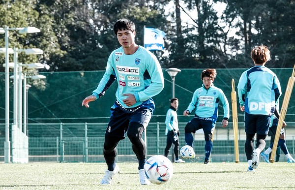 Nguyễn Công Phượng tiếp tục bị loại khỏi danh sách thi đấu của Yokohama FC.