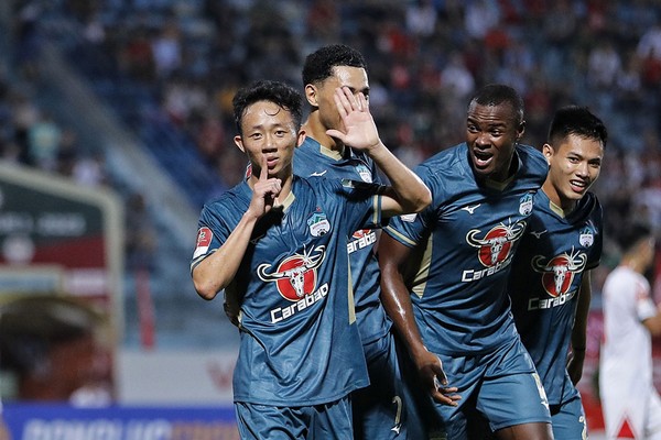 Ảnh bài viết HAGL mất trụ cột quan trọng; Sao ĐT Việt Nam được đưa lên mây xanh