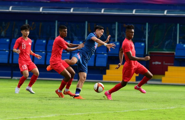 U22 Thái Lan tỏ ra vượt trội trước U22 Singapore. Ảnh: Vietnamnet.