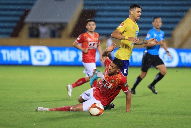 Nam Định và Thanh Hóa tạo ra thế trận đôi công đẹp mắt tại vòng 12 V-League. Ảnh: 24h.com.vn.
