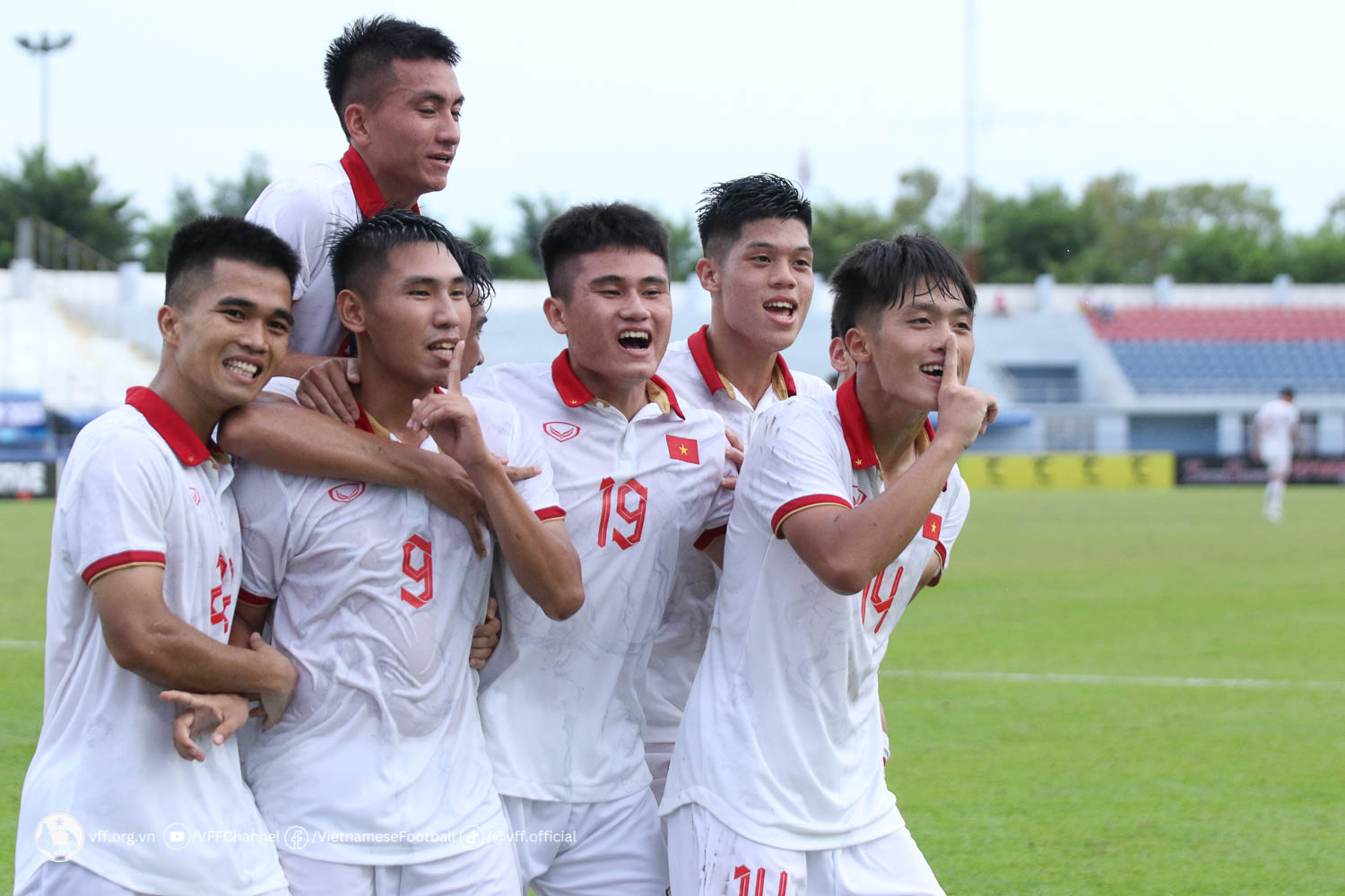 Ảnh bài viết CĐV ĐNÁ gọi tên Indonesia sau chiến thắng của U23 Việt Nam; HLV Thanh Hóa viết tâm thư xúc động