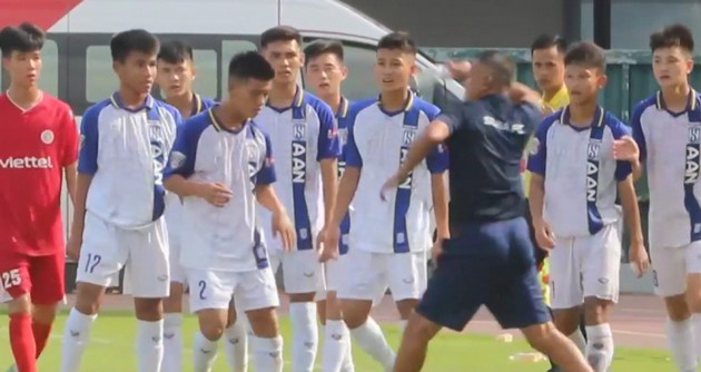 HLV Ngô Quang Trường nghiêm khắc với học trò tại giải U15 Quốc gia 2023.