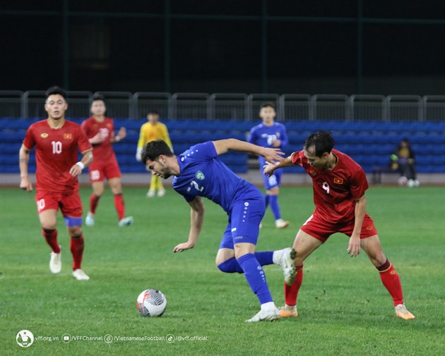 Lối chơi của ĐT Việt Nam có quá nhiều vấn đề. Ảnh: VFF.