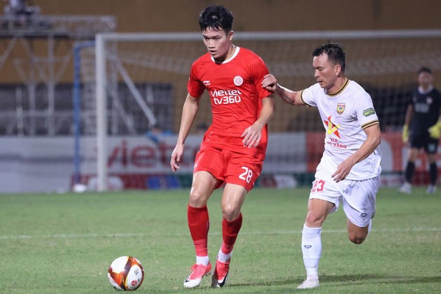 Ảnh bài viết VAR giúp Viettel giành 3 điểm; Hải Phòng trở lại mặt đất bởi siêu phẩm