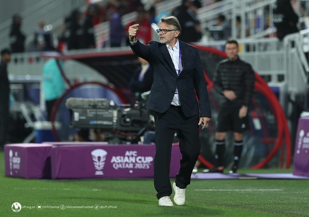 HLV Philippe Troussier quá bảo thủ. Ảnh: VFF.