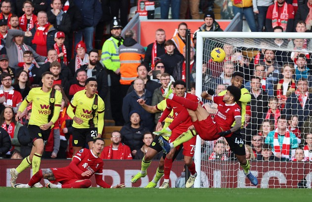 Liverpool lấy lại ngôi đầu BXH Premier League sau vòng 24.