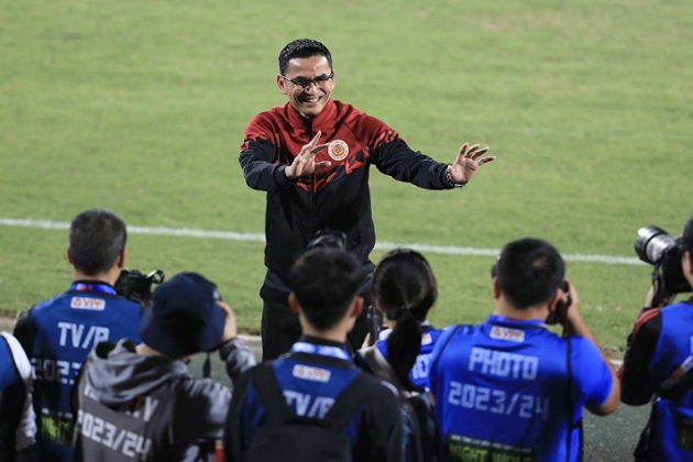 HLV Kiatisuk Senamuang giành chiến thắng trong ngày ra mắt CLB CAHN tại V-League. Ảnh: Vietnamnet.