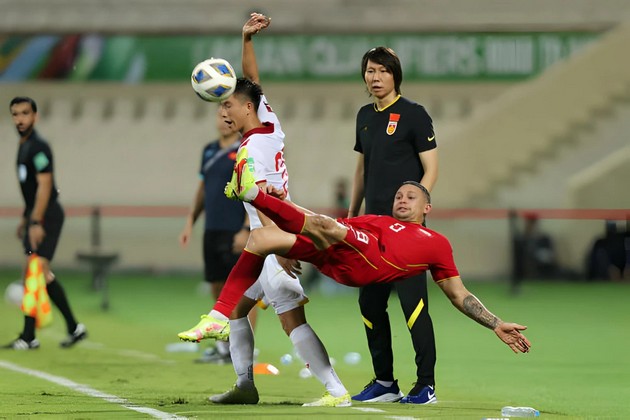 Ảnh bài viết Tuấn Anh báo tin dữ cho HLV Troussier; Cựu HLV ĐT Trung Quốc bị kết án chung thân