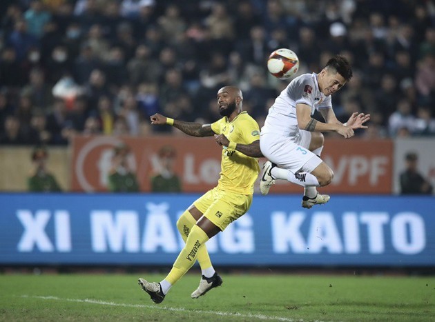 Nam Định và Thanh Hóa tạo thế trận đôi công hấp dẫn. Ảnh: Vietnamnet.