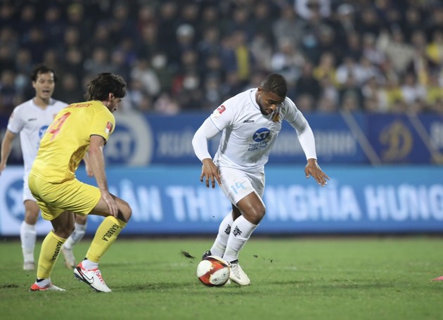 Rafaelson tiếp tục ghi bàn cho Nam Định. Ảnh: Vietnamnet.