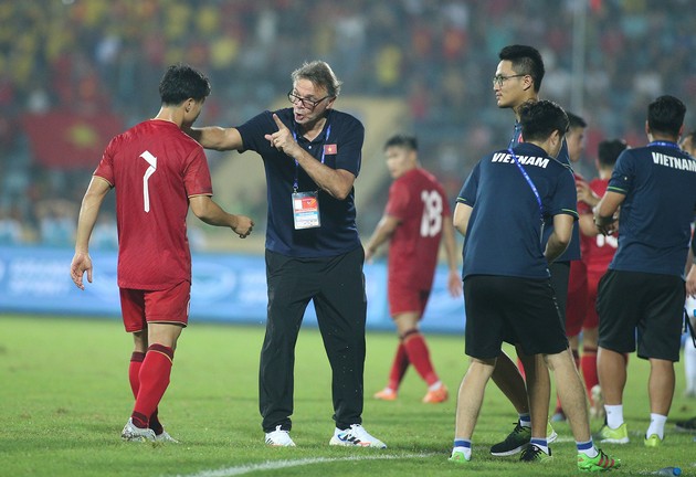 Ảnh bài viết Quang Hải tính xuất ngoại lần 2; Rõ lý do HLV Troussier loại Công Phượng