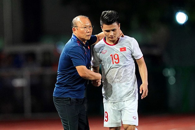 Ảnh bài viết HLV Troussier không thích Quang Hải; Thầy Park "đốn tim" NHM