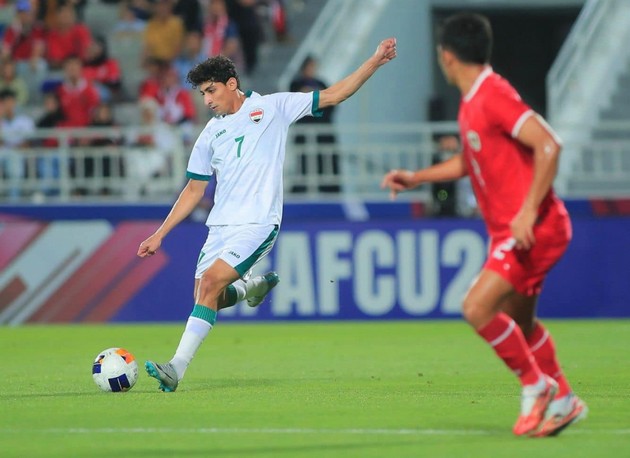 U23 Iraq và U23 Indonesia chơi ăn miếng trả miếng trong hiệp 1. Ảnh: LĐBĐ Iraq.