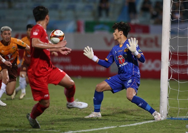 Thủ môn Bùi Tiến Dũng thi đấu thăng hoa trong thời gian qua. Ảnh: VPF.