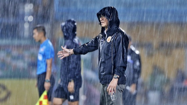 HLV Kiatisuk Senamuang chia tay trong nỗi buồn cùng CAHN.