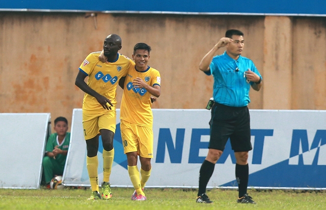 Uche (trái) dù ghi bàn nhưng cũng bỏ lỡ hàng loạt cơ hội.